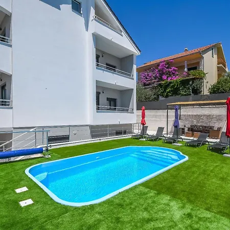 Neli * トロギール