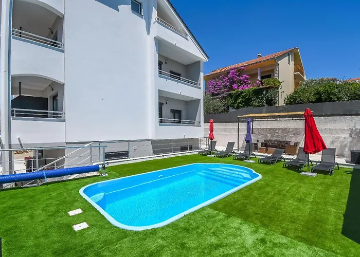 Neli * トロギール