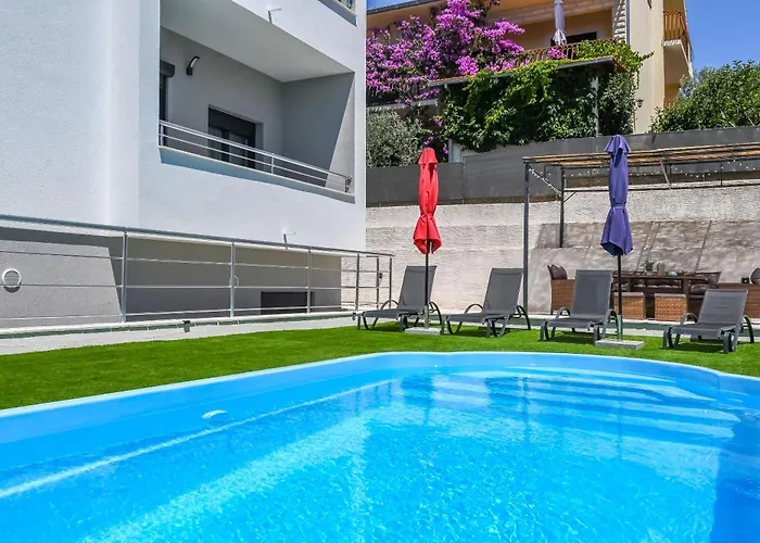 Neli アパート トロギール