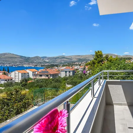 Neli Trogir